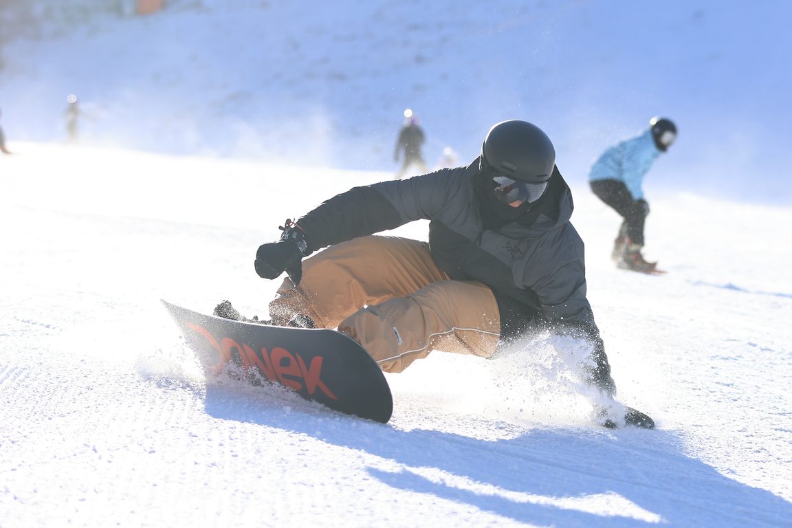 Carving a turn on a snowboard